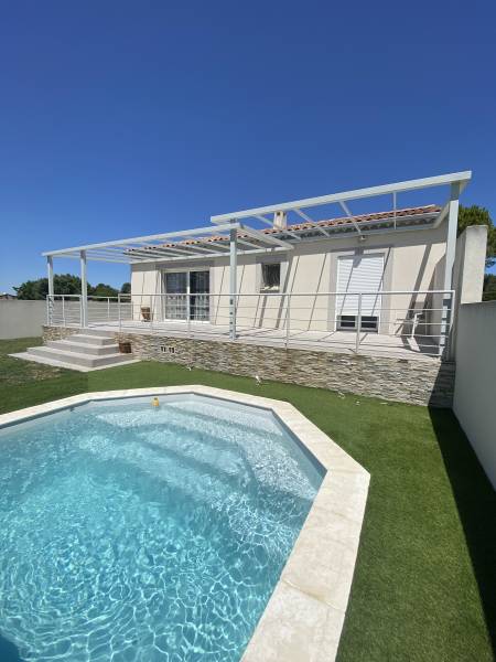 Installation sur mesure d’une pergola en acier de 11 mètres avec peinture antirouille et structure tubulaire à Monteux dans le Vaucluse